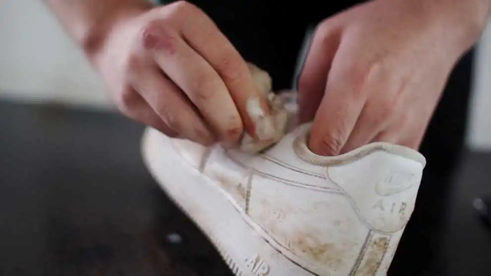 HOW-TO-CLEAN-NIKE-SHOES-WITH-MESH