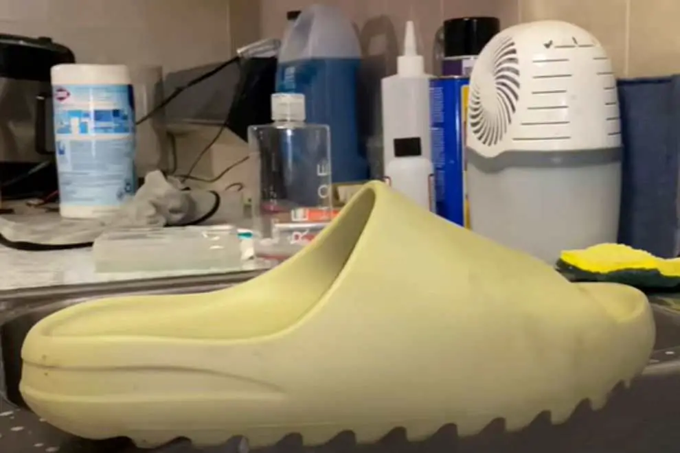Preparation-Before-Cleaning-Your-Yeezy-slides